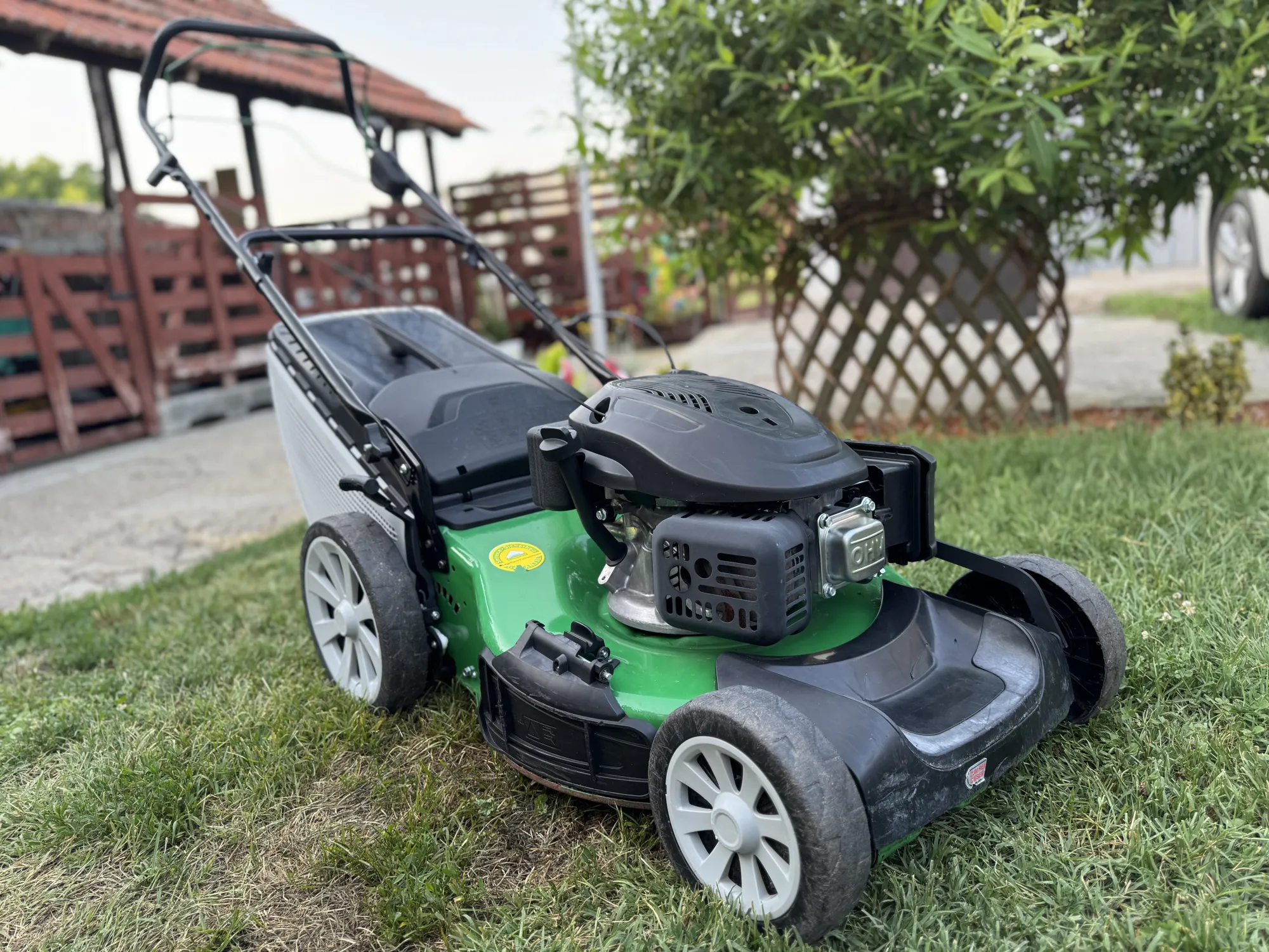 Kép egy benzines fűnyíróról