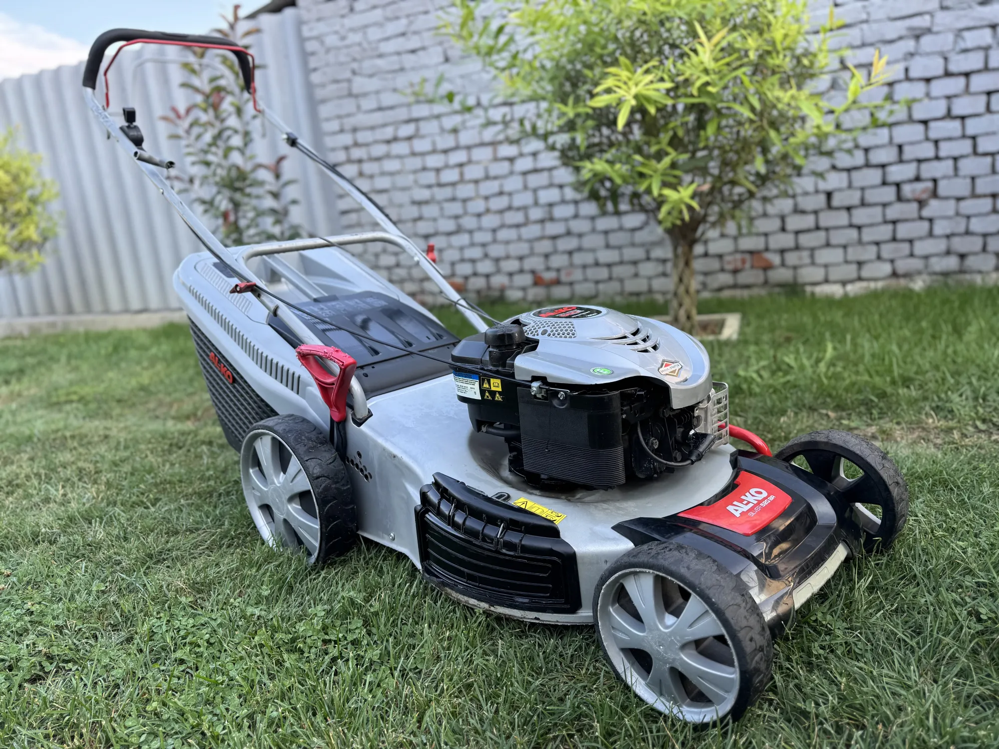 Kép egy benzines fűnyíróról