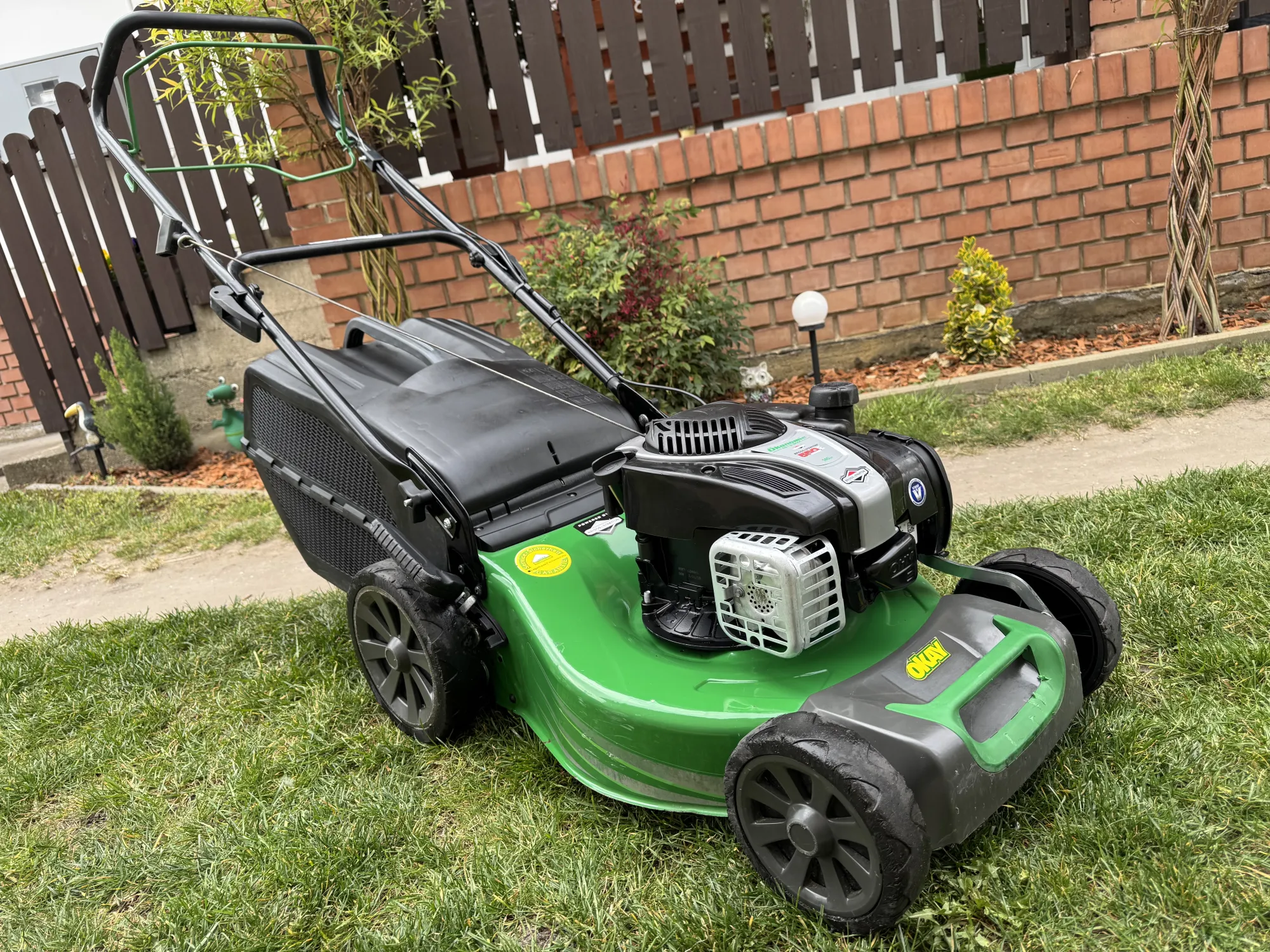 Briggs önjárós,benzines fűnyíró - Racsni